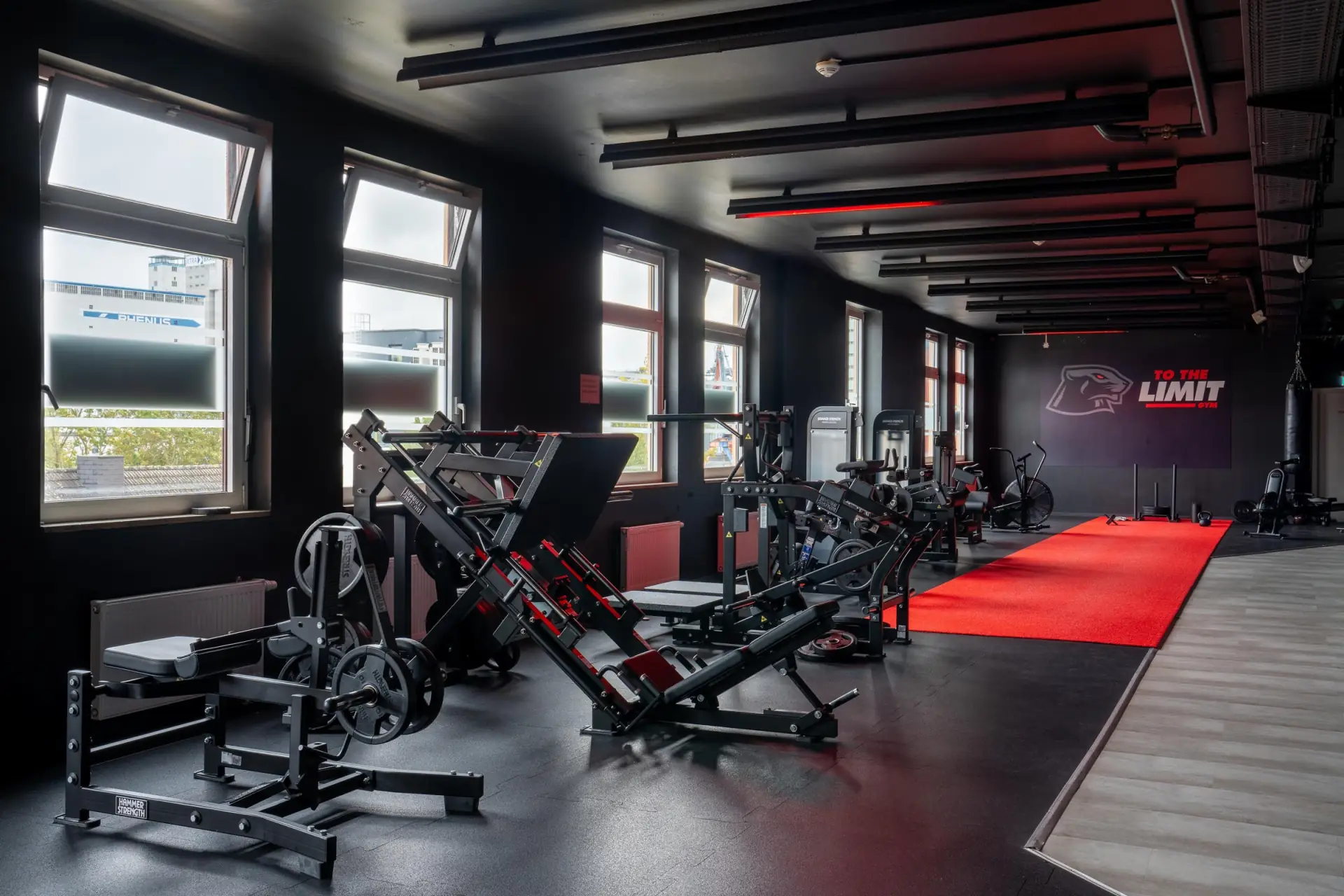 Hammer Strength Beinpresse und Hackenschmidt-Geräte vor dem roten Laufsteg
